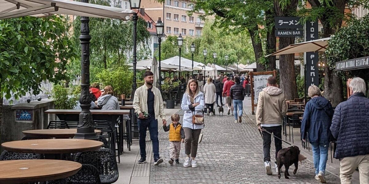 Terrassen langs de rivier in Ljubljana centrum