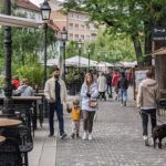 Terrassen langs de rivier in Ljubljana centrum