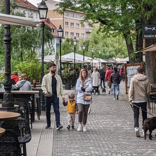 Terrassen langs de rivier in Ljubljana centrum