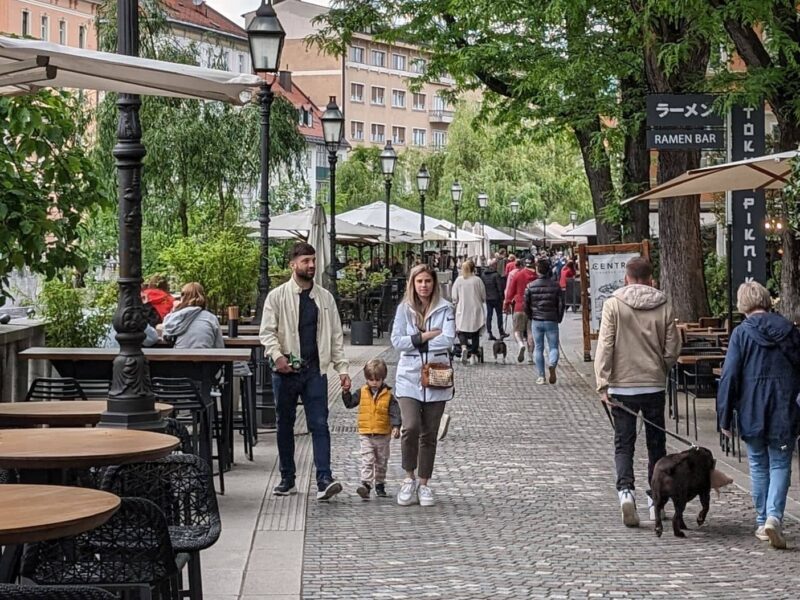 Terrassen langs de rivier in Ljubljana centrum